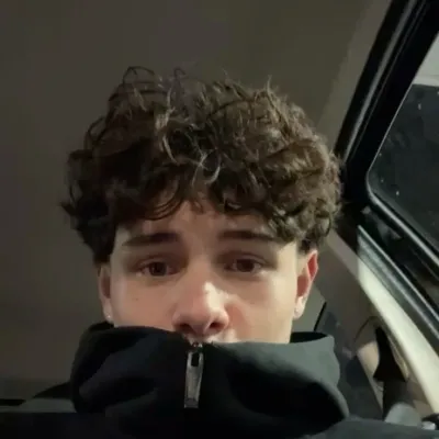 Ethan - Jeune papa : mascotte de chatbot IA ludique améliorant l'engagement des utilisateurs dans les chats aléatoires	