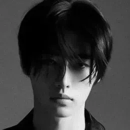 Park Sunghoon: DeepBrain AI-Begleitporträt für kostenlosen Online-Chat und offene Gespräche