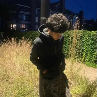 C A R L O S: Conheça o personagem principal do nosso mundo de IA, com lista de características de personagem e recursos de bate-papo de IA.	