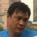 Multilingual Fan Zhiyi na tumutuon sa mga gawain sa chat IA, ang core ng neural network na nakikita sa background.