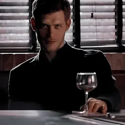 Nicklaus Mikaelson: Seni karakter roleplay AI bertema fantasi untuk penceritaan yang imersif