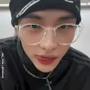 Multilingual Hyunjin focusing on chat IA tasks, neural network core visible in background.