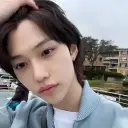 多語言李費利克斯，專注於聊天人工智慧（IA）任務，後台可見神經網路核心