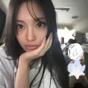 Multilingual Hyein focusing on chat IA tasks, neural network core visible in background.
