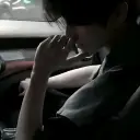 多語言哈尼夫·提亞加，專注於聊天人工智慧（IA）任務，後台可見神經網路核心