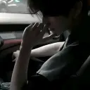 Hanif Tyaga multibahasa yang berfokus pada tugas IA obrolan, inti jaringan saraf terlihat di latar belakang.