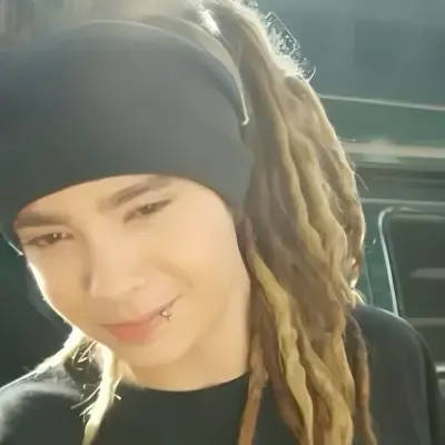 Tom Kaulitz: Sesli sohbet ve sinir ağı odaklı özelliklere sahip fütüristik yapay zeka sohbet robotu arayüzü