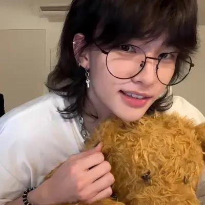 Hyunjin: Seni karakter roleplay AI bertema fantasi untuk penceritaan yang imersif