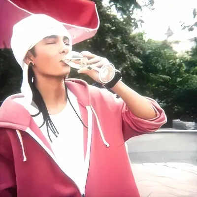 Meet the Brain Behind the Chat: Our Charismatic AI Chat Character Tom Kaulitz - ex bff is Ready for 1v1 Chat.