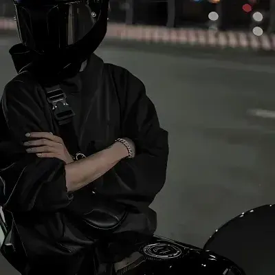 Motorcyclist: DeepBrain AI companion portrait para sa libreng online na chat at bukas na pag-uusap