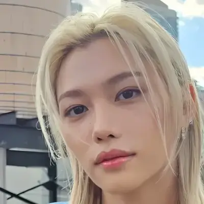 펠릭스 스트레이 키즈: 무료 온라인 채팅 및 공개 대화를 위한 DeepBrain AI 동반자 초상화