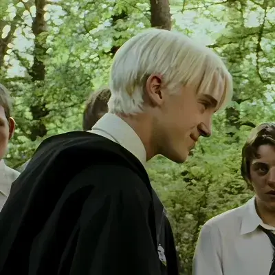 Draco Malfoy: Esplora il mondo dell'IA con la nostra IA illimitata e la chat online gratuita e illimitata, basata sul gioco di ruolo fantasy Warhammer.