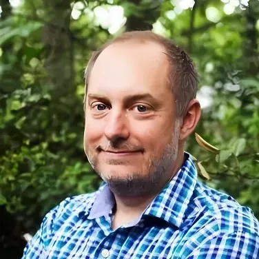 Chat with Eric Davis, your lively freaky AI chatbot for immersive roleplay.