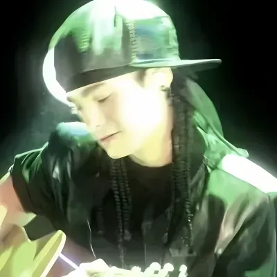 Tom Kaulitz: Chat with our AI box, ready for chatbot online free and ask ai anything you want.	