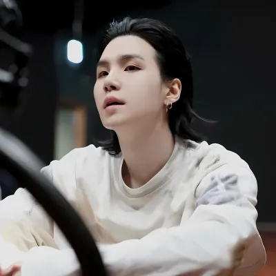 Yoongi: Avatar de novia/novio de IA personalizable con rasgos de personalidad realistas	