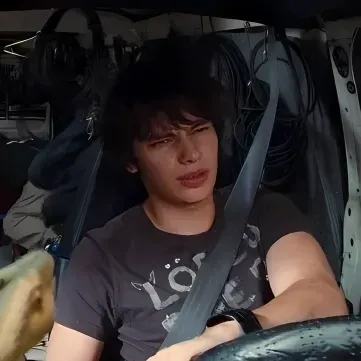 001 - ロデリック・H: グローバルチャットオンラインサービス向けの多言語 AI 会話パートナーアイコン