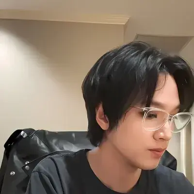 Lee Haechan: Mehrsprachiges KI-Gesprächspartnersymbol für globale Chat-Onlinedienste