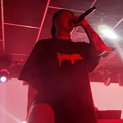 Ruslan Tushentsov: Mascotte giocosa di chatbot AI che migliora il coinvolgimento degli utenti nelle chat casuali	