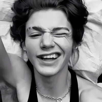 Peyton Murmayer: Conheça seus novos amigos online em nosso chatboxai, o melhor chatbot de IA gratuito com recursos de bate-papo de IA profundos.	